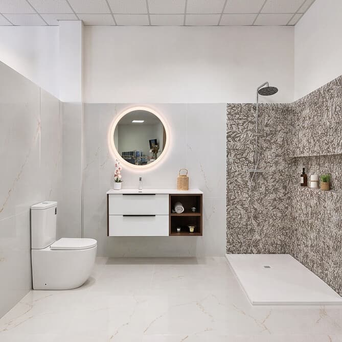 Azulejos y porcelánicos expuestos en la tienda de cerámica de Pontevedra