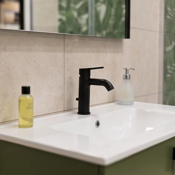 Baño completo montado en la exposición de cerámica de Pontevedra