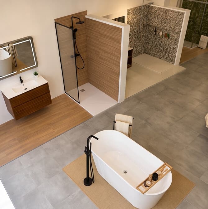 Muebles de baño, mamparas y platos de ducha en la exposición de Pontevedra